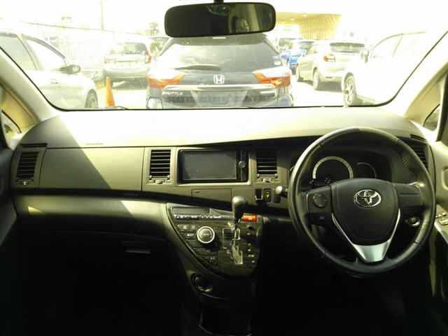 Toyota ISIS 2013 8212359-8