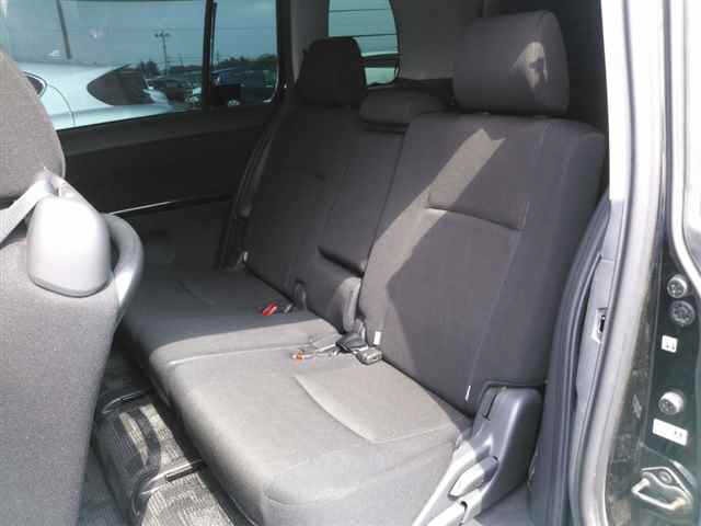 Toyota ISIS 2013 8212359-9