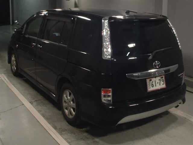 Toyota ISIS 2015 8212360-1