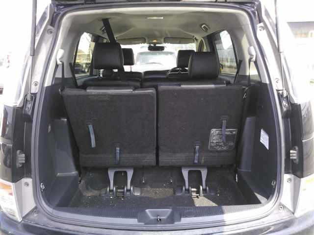 Toyota ISIS 2015 8212360-10