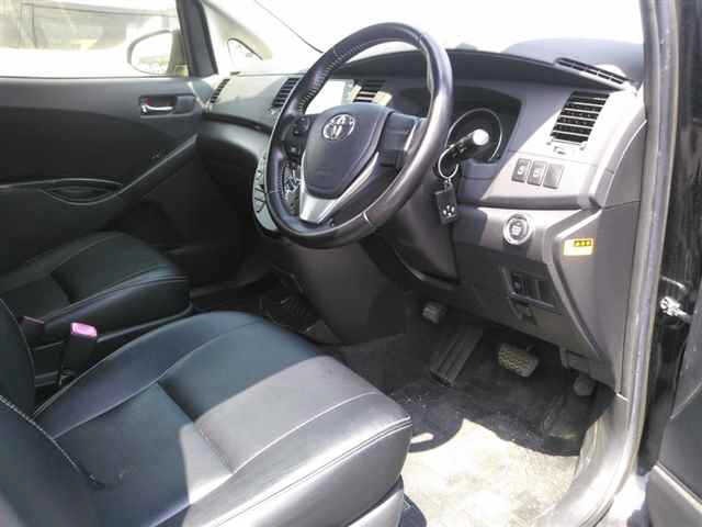 Toyota ISIS 2015 8212360-3