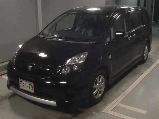 Toyota ISIS 2015 8212360-4