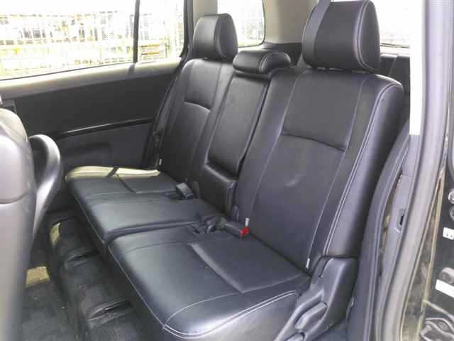 Toyota ISIS 2015 8212360-9