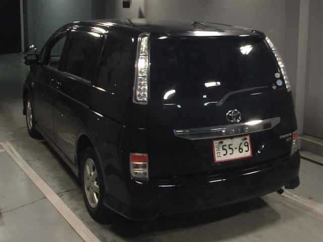 Toyota ISIS 2011 8212361-1