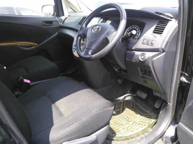 Toyota ISIS 2011 8212361-3
