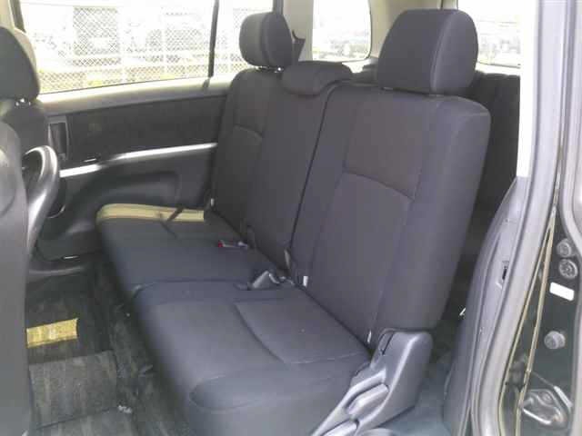 Toyota ISIS 2011 8212361-9