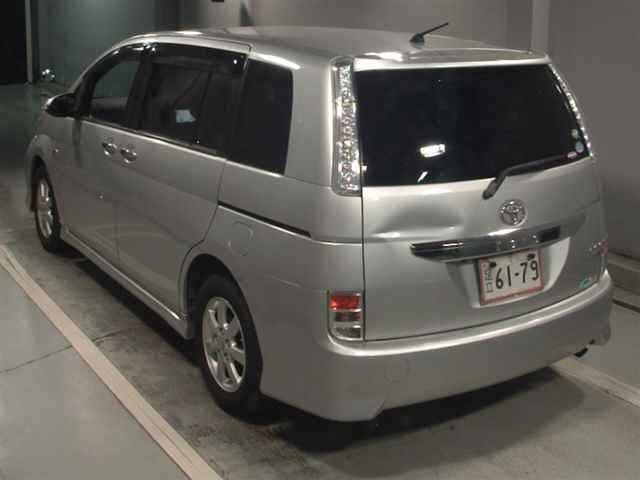 Toyota ISIS 2013 8212362-1