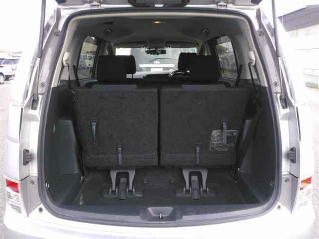 Toyota ISIS 2013 8212362-10