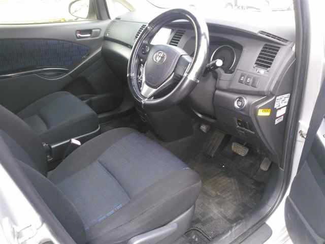 Toyota ISIS 2013 8212362-3