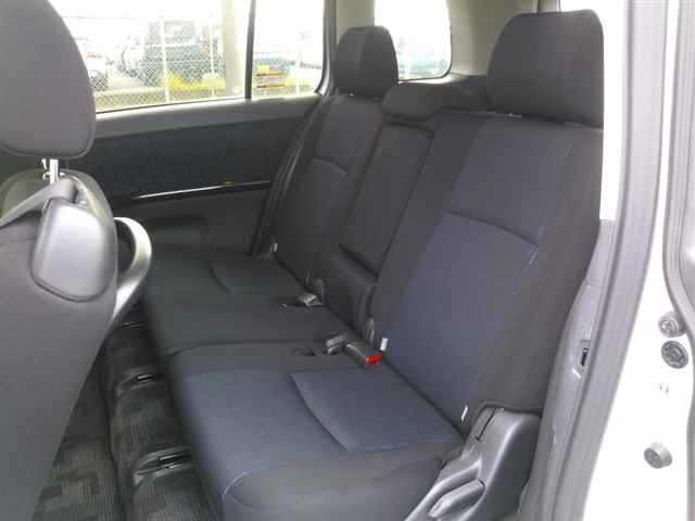 Toyota ISIS 2013 8212362-9