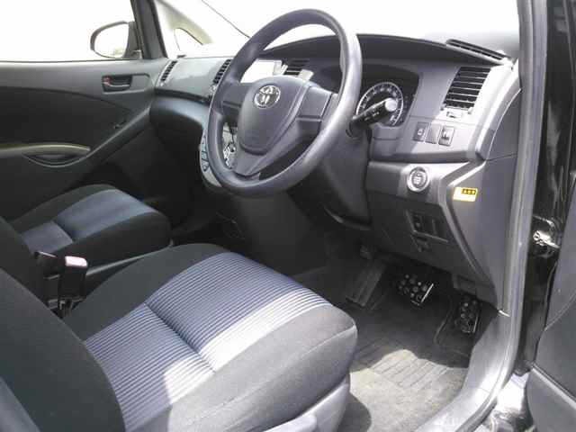 Toyota ISIS 2016 8212363-3