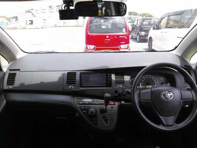Toyota ISIS 2016 8212363-8