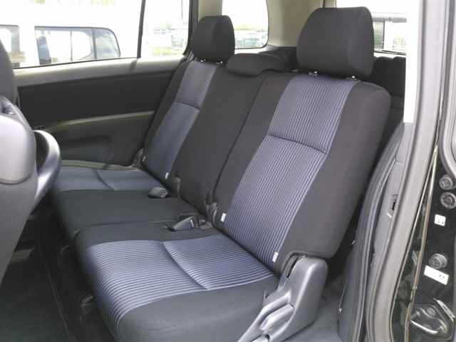 Toyota ISIS 2016 8212363-9