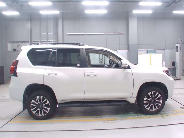 Toyota LAND CRUISER PRADO 2023 8211433-3