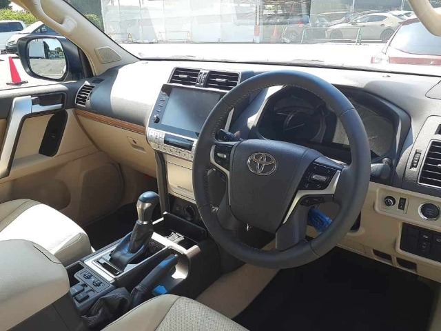 Toyota LAND CRUISER PRADO 2023 8211433-7
