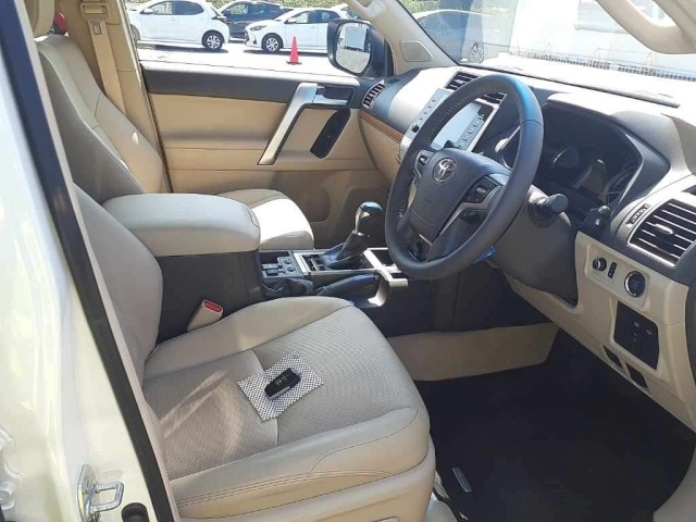 Toyota LAND CRUISER PRADO 2023 8211433-8