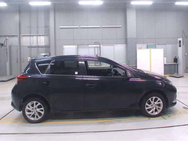 Toyota AURIS 2015 8233932-3