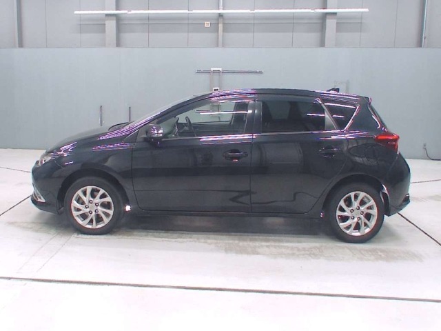 Toyota AURIS 2015 8233932-4