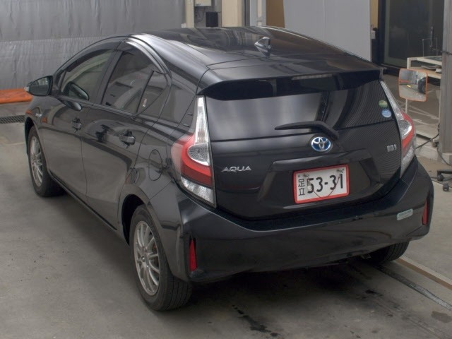 Toyota AQUA 2017 8236982-1