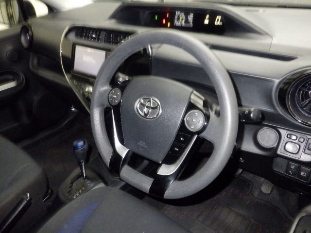 Toyota AQUA 2017 8236982-3