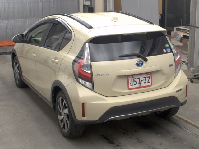 Toyota AQUA 2018 8236983-1