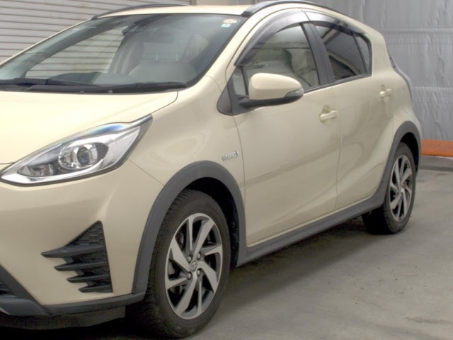 Toyota AQUA 2018 8236983-4
