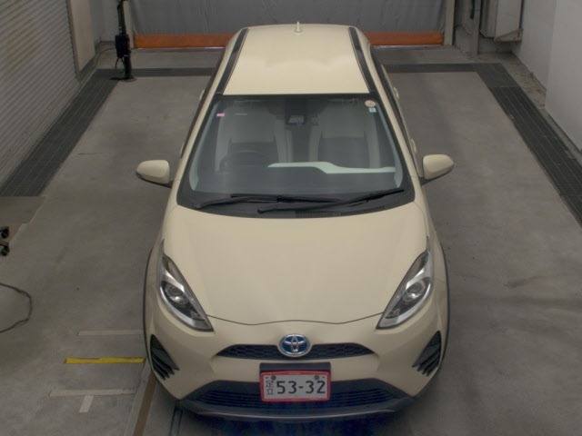 Toyota AQUA 2018 8236983-6