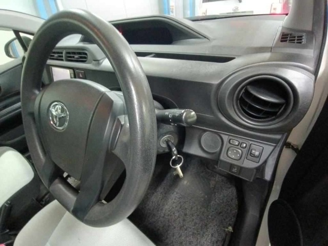 Toyota AQUA 2015 8236988-9