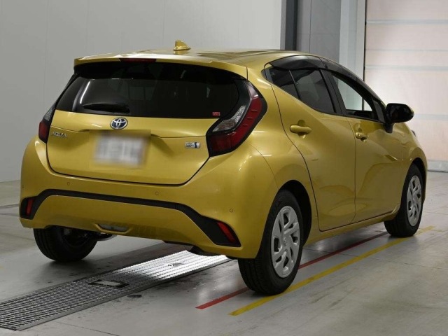 Toyota AQUA 2022 8236990-1