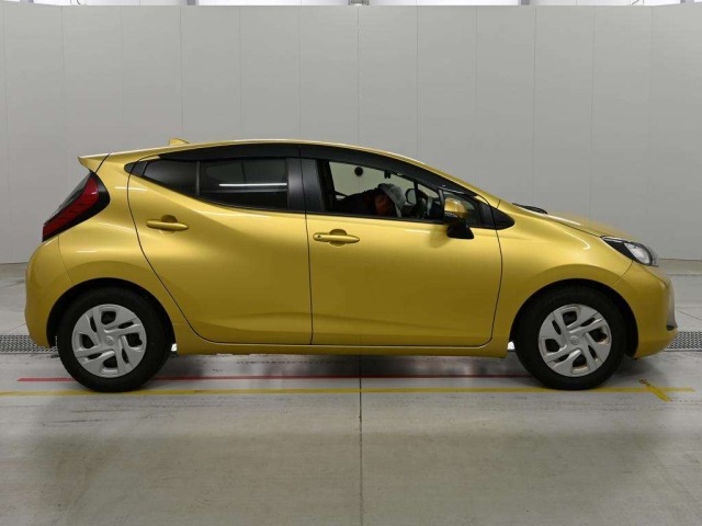 Toyota AQUA 2022 8236990-3