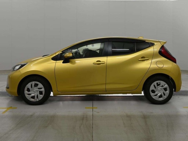 Toyota AQUA 2022 8236990-4