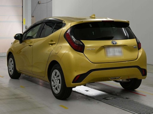 Toyota AQUA 2022 8236990-6