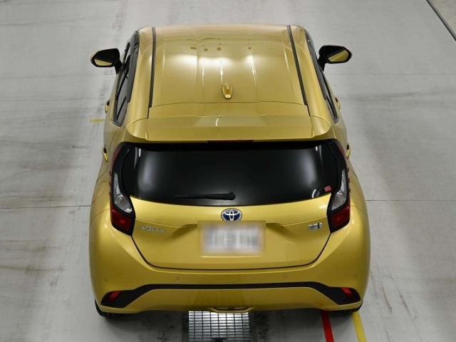 Toyota AQUA 2022 8236990-8