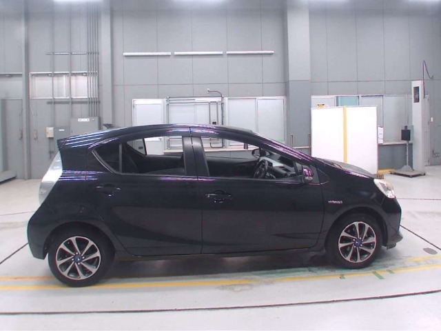 Toyota AQUA 2014 8236992-3