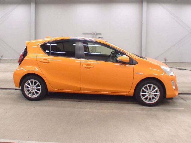 Toyota AQUA 2016 8236993-3