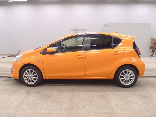 Toyota AQUA 2016 8236993-4
