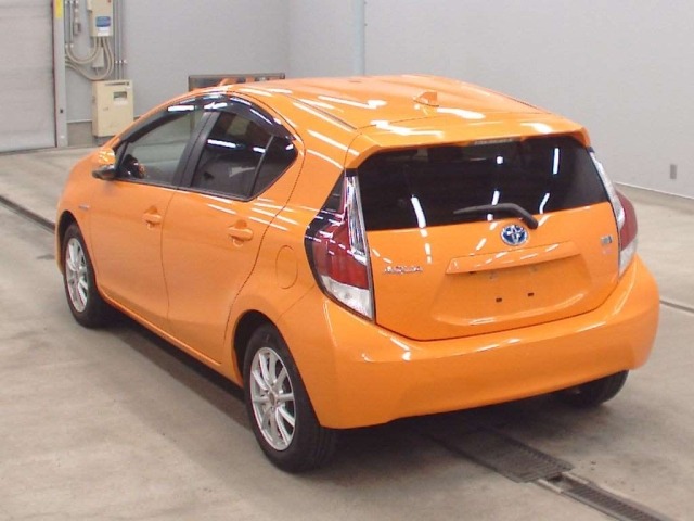 Toyota AQUA 2016 8236993-6