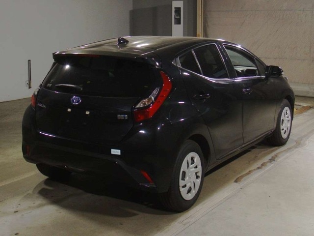 Toyota AQUA 2022 8236998-1