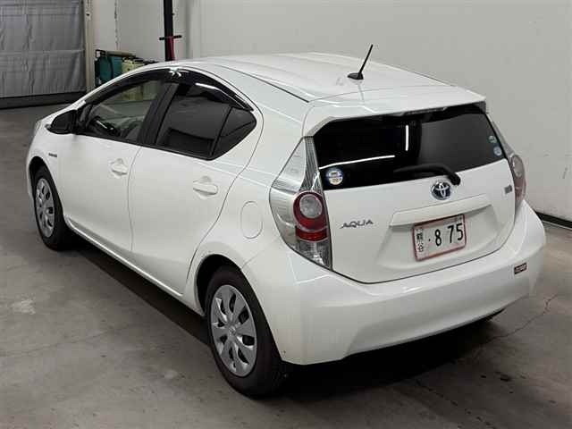 Toyota AQUA 2014 8236999-1