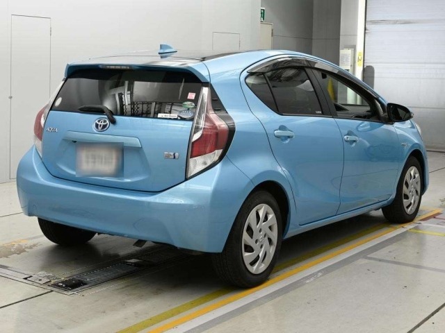 Toyota AQUA 2015 8237009-1