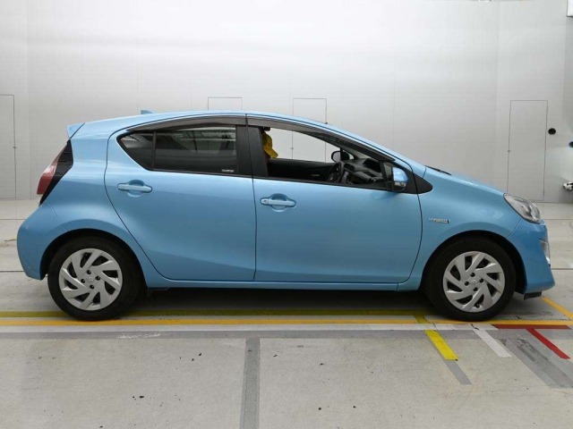 Toyota AQUA 2015 8237009-3