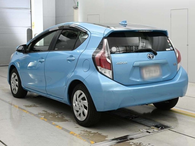 Toyota AQUA 2015 8237009-6
