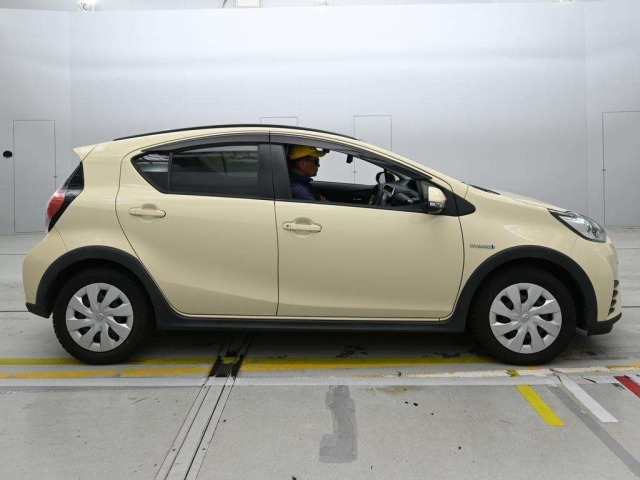 Toyota AQUA 2017 8237013-3