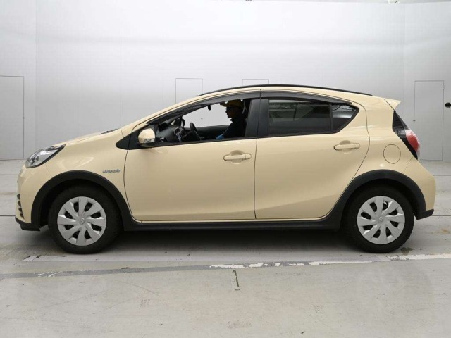 Toyota AQUA 2017 8237013-4