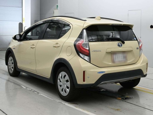 Toyota AQUA 2017 8237013-6
