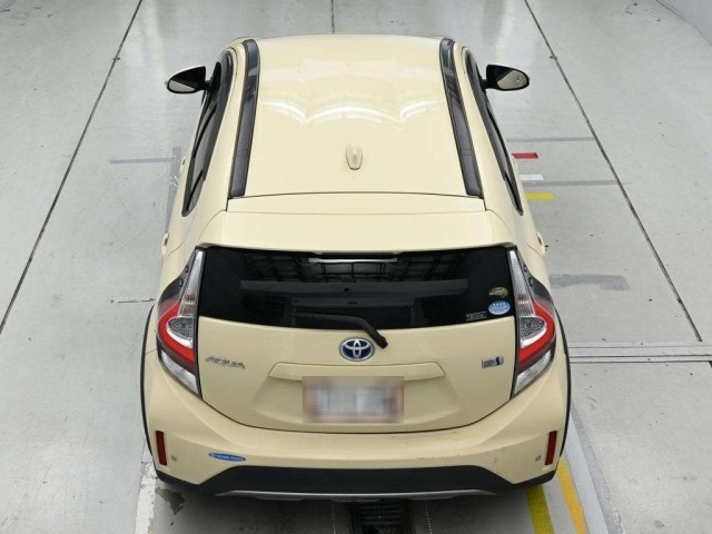 Toyota AQUA 2017 8237013-8