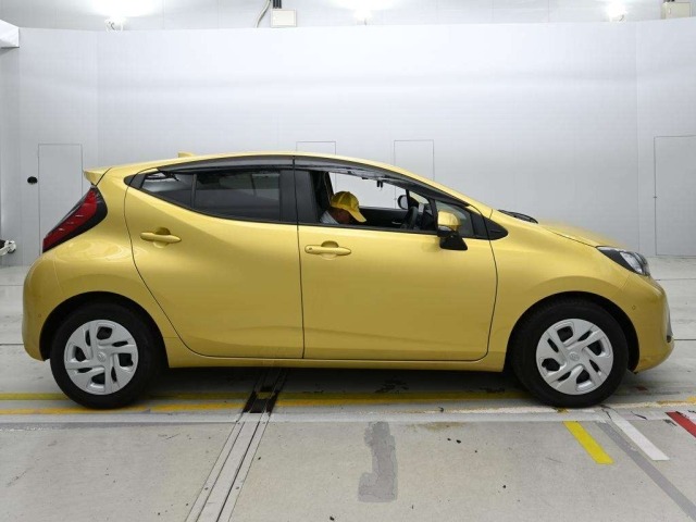 Toyota AQUA 2021 8237014-3