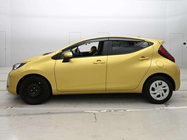 Toyota AQUA 2021 8237014-4