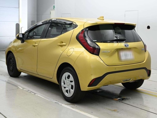 Toyota AQUA 2021 8237014-6