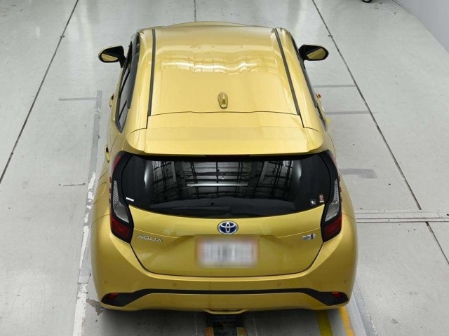 Toyota AQUA 2021 8237014-8